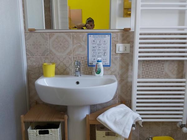 B&b Passione del sud : photo 3 de la chambre chambre quadruple avec salle de bains