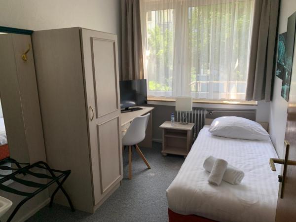 Hotel Berg : photo 1 de la chambre chambre simple avec salle de bains commune