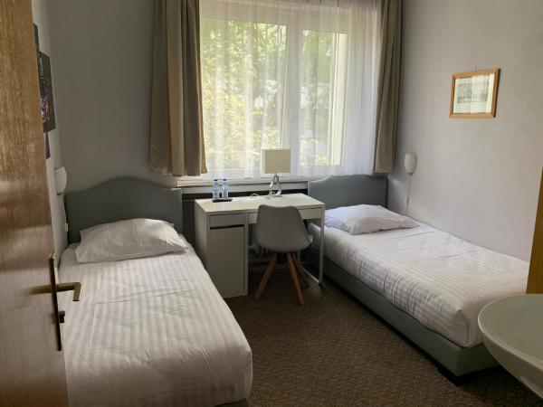 Hotel Berg : photo 2 de la chambre chambre double ou lits jumeaux avec salle de bains commune