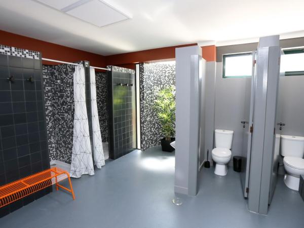 HI Setubal - Pousada de Juventude - CASA DO LARGO : photo 6 de la chambre chambre lits jumeaux standard avec salle de bains commune