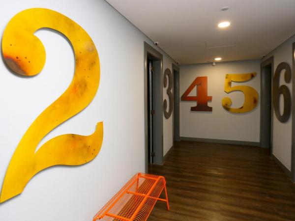 HI Setubal - Pousada de Juventude - CASA DO LARGO : photo 4 de la chambre chambre lits jumeaux avec salle de bains privative