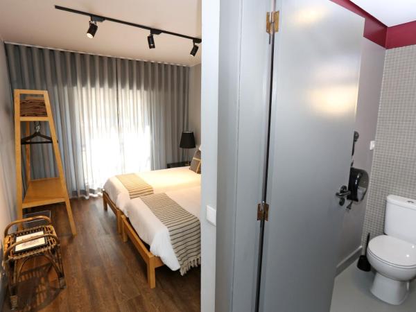 HI Setubal - Pousada de Juventude - CASA DO LARGO : photo 5 de la chambre chambre lits jumeaux avec salle de bains privative