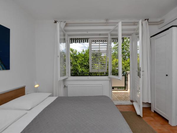 Apartments & Rooms Rica : photo 1 de la chambre studio avec vue sur jardin