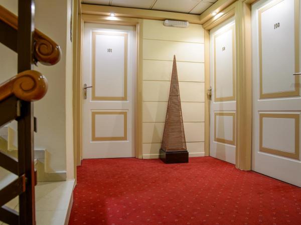 Victory Inn : photo 4 de la chambre chambre triple avec petit balcon