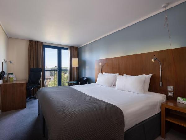 Holiday Inn London Camden Lock, an IHG Hotel : photo 1 de la chambre chambre lit queen-size accessible aux personnes à mobilité réduite