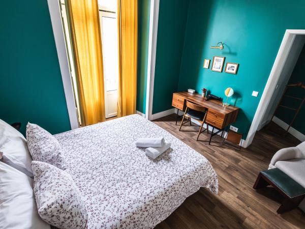 Home Lisbon Hostel : photo 2 de la chambre chambre double supérieure avec balcon - vue sur ville