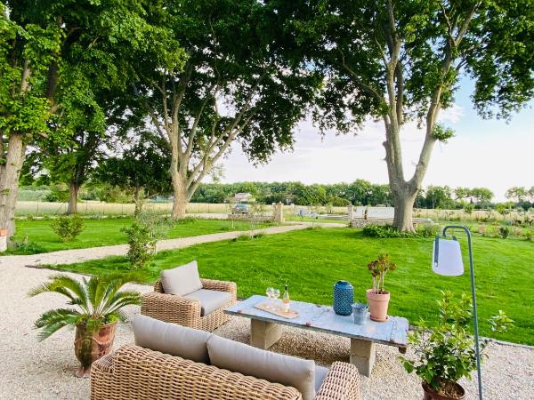 MAS DES 2 PLATANES : photo 10 de la chambre chambre double ou lits jumeaux - vue sur piscine