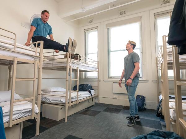 YHA Melbourne Central : photo 2 de la chambre lit dans 1 dortoir masculin de 8 lits avec salle de bains commune