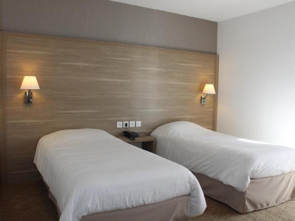 Hotel Des Tilleuls : photo 3 de la chambre chambre lits jumeaux avec baignoire