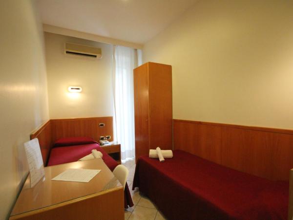 Hotel Zara Napoli : photo 1 de la chambre chambre lits jumeaux avec salle de bains commune