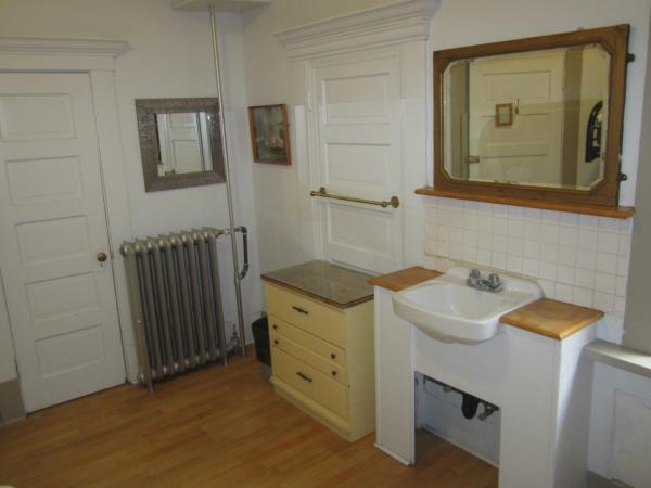 St. Clair Hotel Hostel : photo 6 de la chambre chambre triple avec salle de bains commune