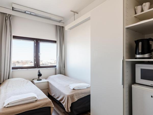 Sky Hostel Helsinki : photo 6 de la chambre chambre lits jumeaux avec salle de bains commune