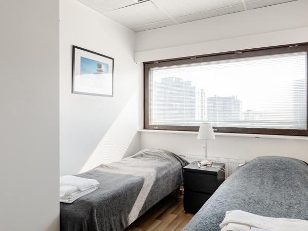 Sky Hostel Helsinki : photo 4 de la chambre chambre lits jumeaux avec salle de bains commune