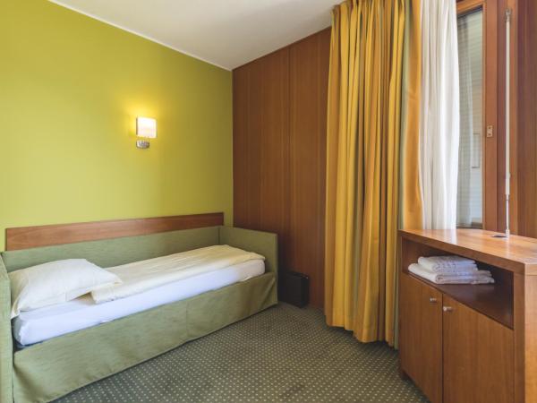 Hotel Delfino Lugano : photo 6 de la chambre suite junior avec vue partielle sur le lac