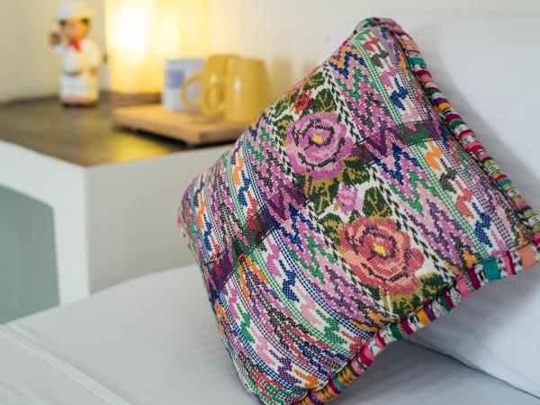 Tres Mentiras Boutique Hotel : photo 5 de la chambre chambre lit king-size avec balcon