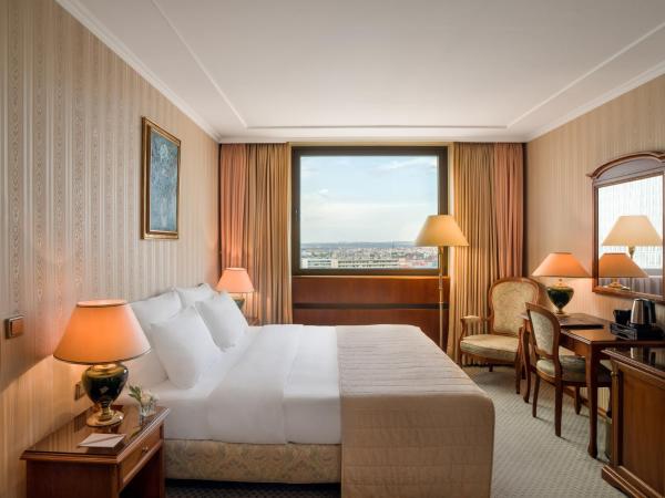 Panorama Hotel Prague : photo 3 de la chambre suite panoramique avec bain à remous et sauna privés - vue sur ville