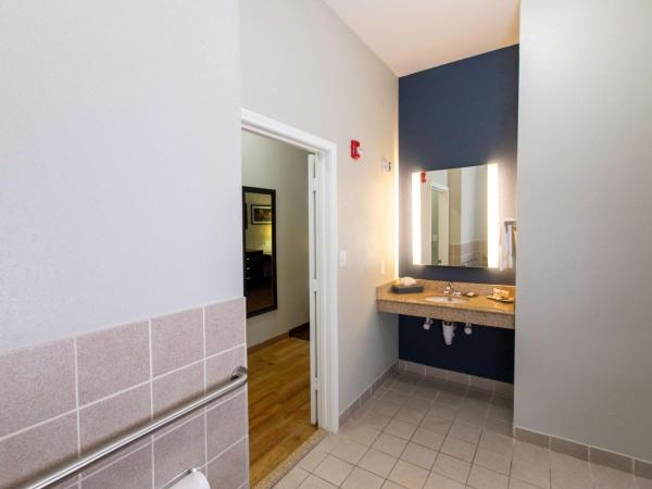 La Quinta by Wyndham Houston East at Normandy : photo 5 de la chambre one-bedroom king suite with roll-in shower - mobility/hearing accessible - non-smoking