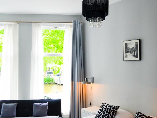 Family Hotel Kooyk : photo 1 de la chambre chambre double ou lits jumeaux supérieure avec salle de bains privative - vue sur canal