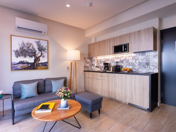 Hestia - Romvis 9 : photo 6 de la chambre appartement deluxe avec balcon