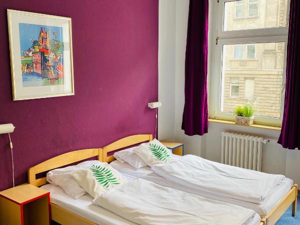 Happy Hotel Berlin : photo 2 de la chambre chambre double avec salle de bains privative