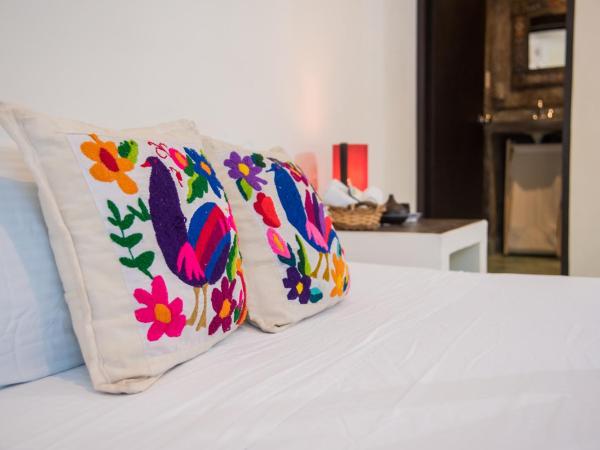 Tres Mentiras Boutique Hotel : photo 8 de la chambre chambre lit king-size avec balcon