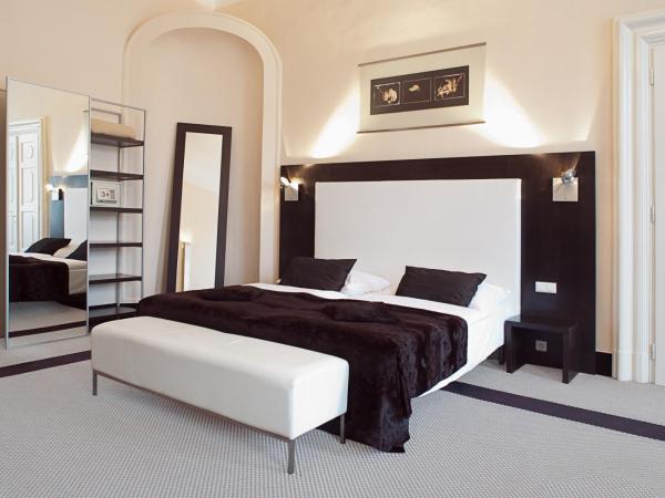 Old Town Square Residence by Emblem : photo 4 de la chambre suite junior