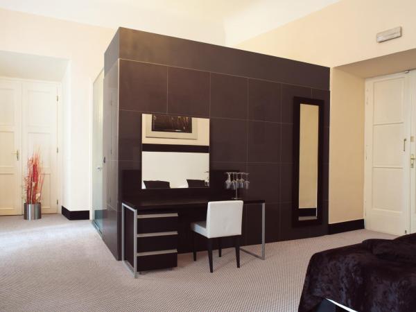 Old Town Square Residence by Emblem : photo 4 de la chambre chambre double