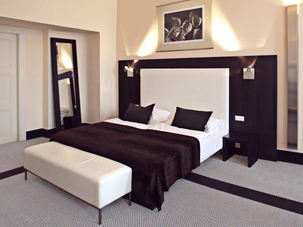 Old Town Square Residence by Emblem : photo 8 de la chambre chambre familiale