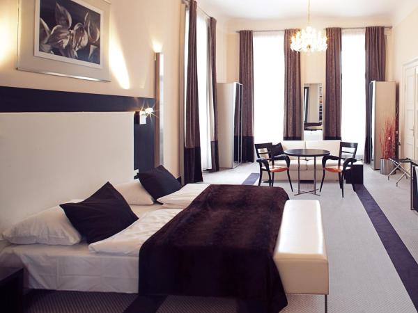 Old Town Square Residence by Emblem : photo 1 de la chambre chambre familiale