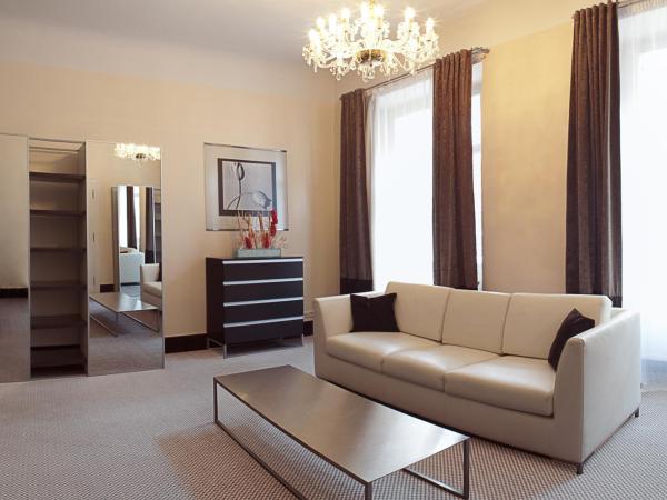 Old Town Square Residence by Emblem : photo 5 de la chambre chambre familiale