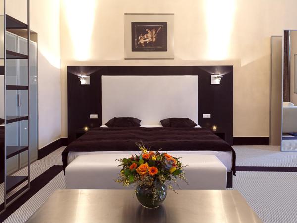 Old Town Square Residence by Emblem : photo 7 de la chambre chambre familiale
