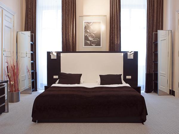 Old Town Square Residence by Emblem : photo 2 de la chambre chambre double