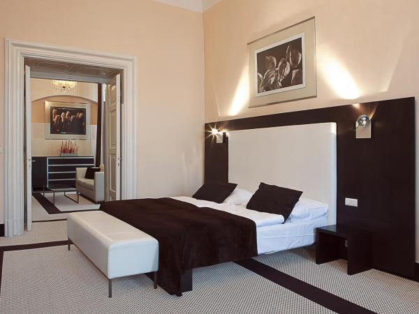 Old Town Square Residence by Emblem : photo 6 de la chambre suite junior
