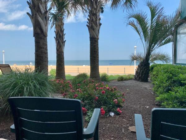 Holiday Inn & Suites Virginia Beach - North Beach, an IHG Hotel : photo 2 de la chambre chambre lits queen-size avec douche accessible en fauteuil roulant - non-fumeurs