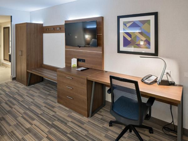 Holiday Inn Express - Red Deer North, an IHG Hotel : photo 2 de la chambre chambre standard avec 2 lits queen-size