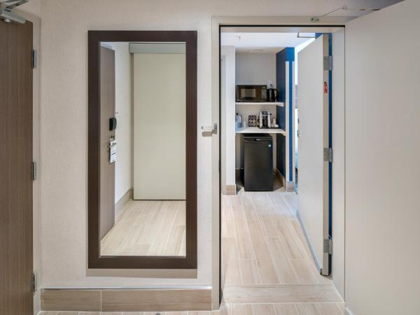 Holiday Inn Express - Red Deer North, an IHG Hotel : photo 1 de la chambre chambre standard avec 2 lits queen-size
