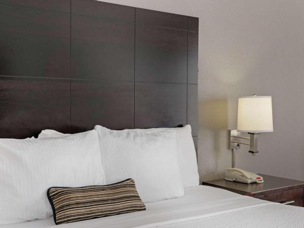 Sonesta Essential Houston Westchase : photo 1 de la chambre two queen beds deluxe room with sitting - non-smoking area and sofa bed