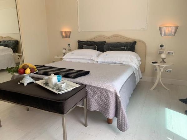 White House Luxury Hospitality : photo 2 de la chambre suite lit king-size - vue sur piscine