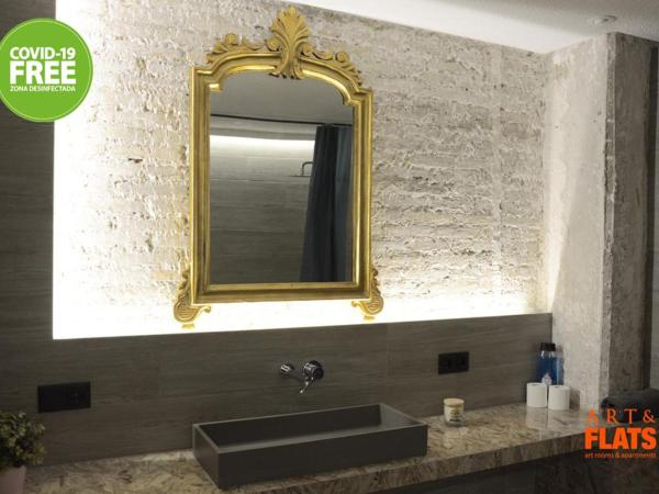 Art&Flats Hostel : photo 2 de la chambre chambre triple avec salle de bains privative