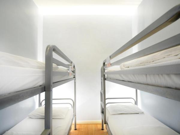 Astor Hyde Park Hostel : photo 3 de la chambre lit dans dortoir mixte de 4 lits avec salle de bains commune