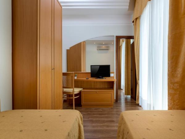 Hotel Astor : photo 3 de la chambre chambre quadruple avec balcon