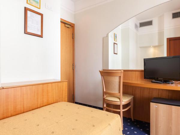 Hotel Astor : photo 3 de la chambre chambre simple classique avec vue latérale sur la mer