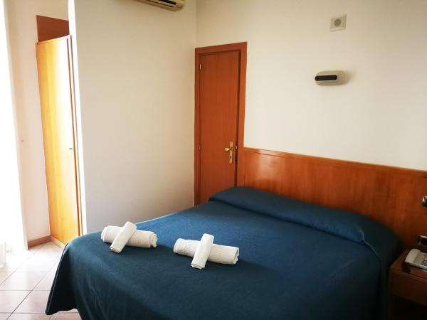 Hotel Zara Napoli : photo 1 de la chambre chambre simple avec salle de bains 