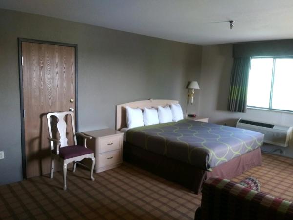 Super 8 by Wyndham Albuquerque West/Coors Blvd : photo 3 de la chambre chambre lit king-size - non-fumeurs