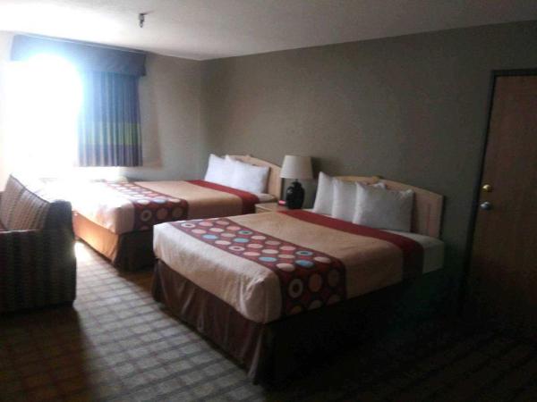 Super 8 by Wyndham Albuquerque West/Coors Blvd : photo 3 de la chambre chambre 2 lits queen-size - non-fumeurs
