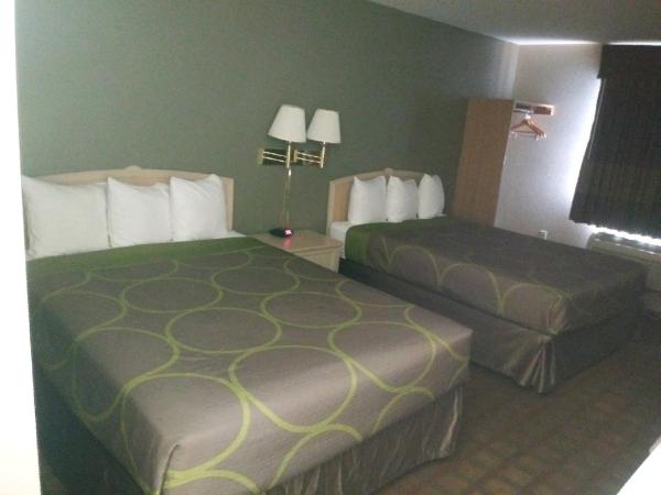 Super 8 by Wyndham Albuquerque West/Coors Blvd : photo 1 de la chambre chambre deluxe avec 2 lits queen-size - non-fumeurs