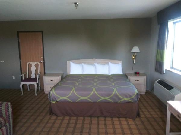 Super 8 by Wyndham Albuquerque West/Coors Blvd : photo 2 de la chambre chambre lit king-size - non-fumeurs