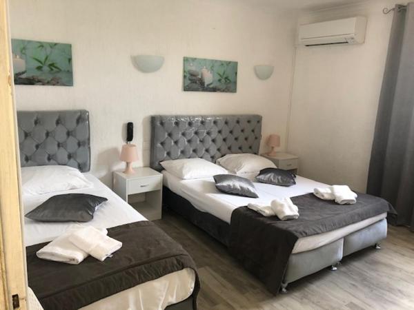 Le Castelet : photo 1 de la chambre chambre triple standard