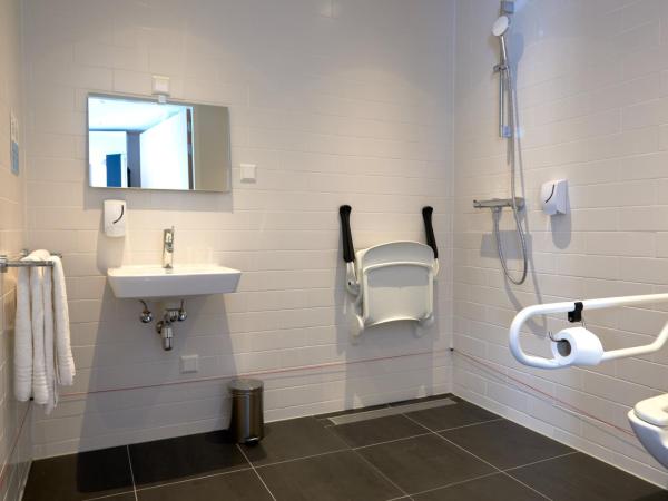 Holiday Inn Express Amsterdam - City Hall, an IHG Hotel : photo 2 de la chambre chambre double pour personnes à mobilité réduite avec douche accessible en fauteuil roulant