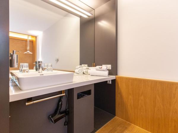 Hotel by Hyve Basel : photo 5 de la chambre double room with shared bathroom